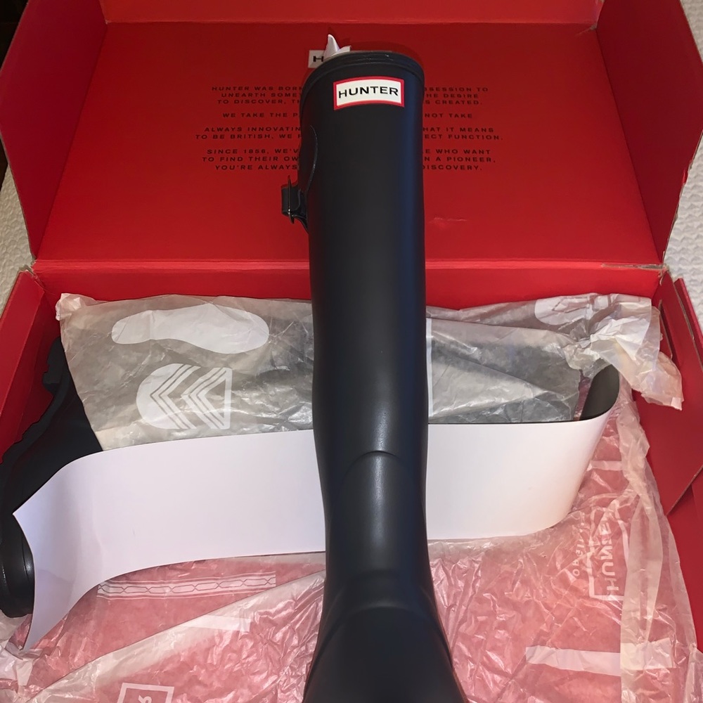 BRAND NEW  grey HUNTER boots in a womens size 8